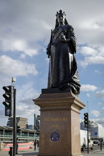 LONDRA, UK - 11 MARZO: Statua della Regina Vittoria in avvicinamento a — Foto Stock