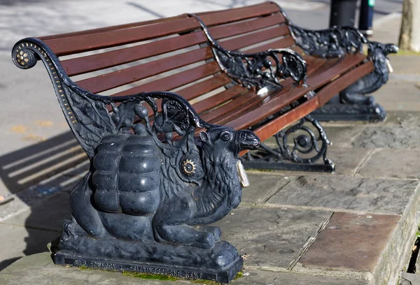 ЛОНДОН, Великобритания - 11 марта: Дизайн верблюдов деревянная скамейка на Виктория Эм — стоковое фото