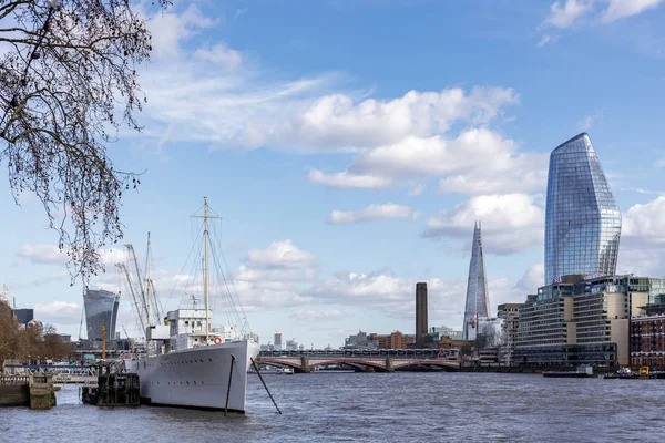 ЛОНДОН, Великобритания - 11 марта: HMS Wellington пришвартовался на реке Темза — стоковое фото