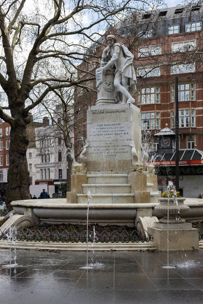 ЛОНДОН, Великобритания - 11 марта: Статуя Шекспира в сквере Лестера — стоковое фото