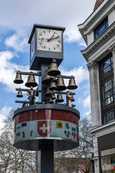 LONDRES, Reino Unido - 11 DE MARZO: Torre del reloj y campanas en la entrada de — Foto de Stock