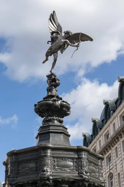 伦敦, 英国-3月11日: 在皮卡迪利广场的爱神雕像在 L — 图库照片