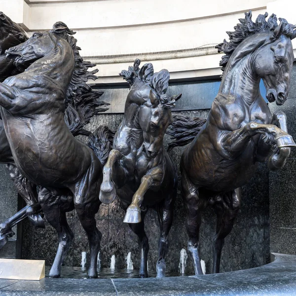 Londra, İngiltere - 11 Mart: Piccadill Helios heykelinin atlar — Stok fotoğraf