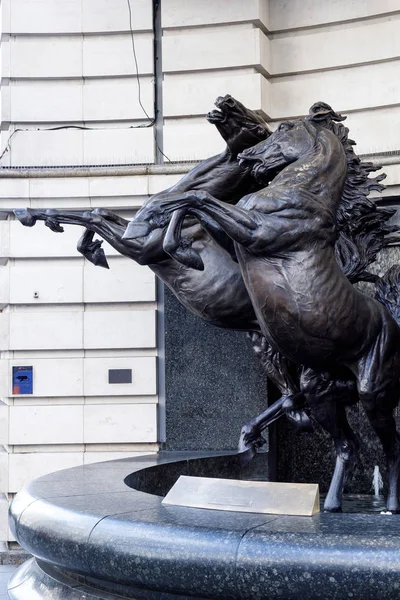 LONDRES, ROYAUME-UNI - 11 MARS : Les Chevaux de la Statue d'Hélios à Piccadill — Photo