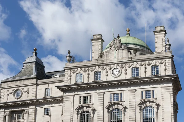 LONDRES, Reino Unido - MARÇO 11: Edifício histórico na esquina da Pic — Fotografia de Stock