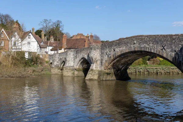 AYLESFORD, KENT / UK - MARÇO 24: Vista da ponte do século XIV — Fotografia de Stock