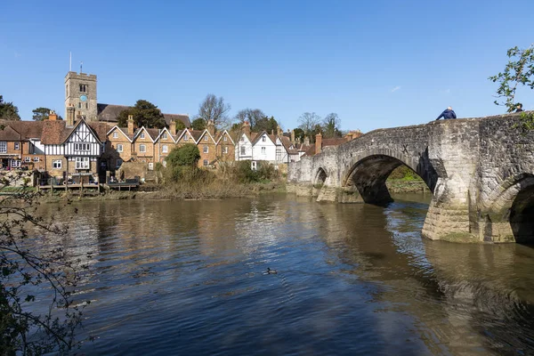 AYLESFORD, KENT / UK - MARÇO 24: Vista da ponte do século XIV — Fotografia de Stock