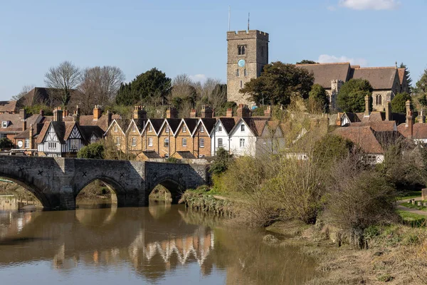 AYLESFORD, KENT/UK - MARCH 24 : View of the 14th century bridge — Stock Photo, Image