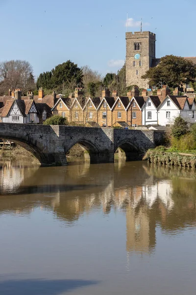 AYLESFORD, KENT/UK - MARCH 24 : View of the 14th century bridge — Stock Photo, Image