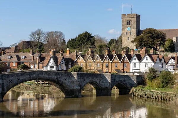 AYLESFORD, KENT / UK - MARÇO 24: Vista da ponte do século XIV — Fotografia de Stock