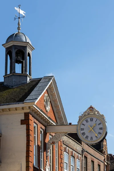 Rochester, Kent/Uk - 24 maart: De oude Corn Exchange klok in R — Stockfoto