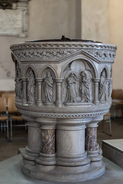 ROCHESTER, KENT / UK - MARCH 24: View of the font in the Cathedra — стоковое фото