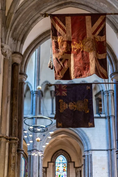 ROCHESTER, KENT / UK - MARCH 24: View of flags in the Cathedral a — стоковое фото