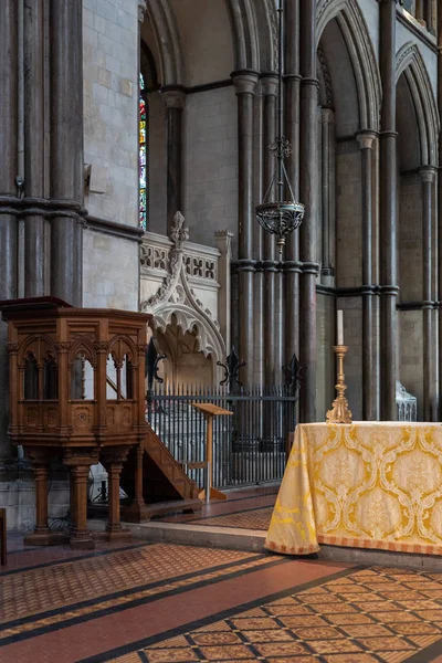 ROCHESTER, KENT / UK - MARCH 24: View of the altar in the Cathedr — стоковое фото