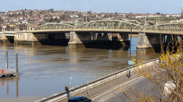 ROCHESTER, KENT / UK - 24 de marzo: Vista del puente sobre el Rive — Foto de Stock