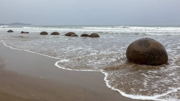 莫拉基巨石在科科赫海滩上的波浪切割奥塔哥海岸 — 图库照片