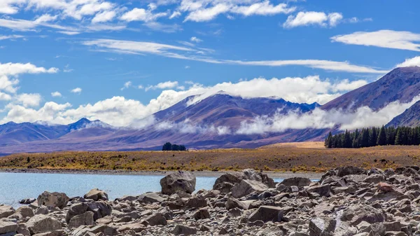 La costa rocosa del lago Tekapo — Foto de Stock