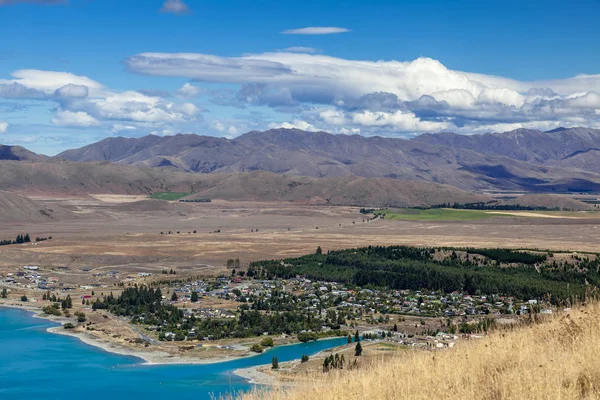 Uitzicht op de stad Tekapo aan de oever van het meer Tekapo — Stockfoto
