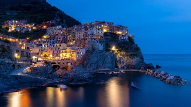Manarola, Liguria/İtalya - 20 Nisan : Ma'nın alacakaranlıkta kıyı manzarası