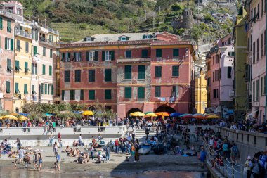 Vernazza, Liguria/İtalya - 20 Nisan : Vernazza L'nin kıyı görünümü