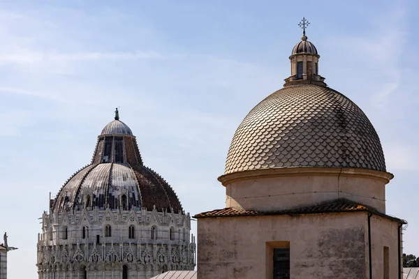 Pisa, Ligurië/Italië-18 april: Buitenaanzicht van de doop ster — Stockfoto