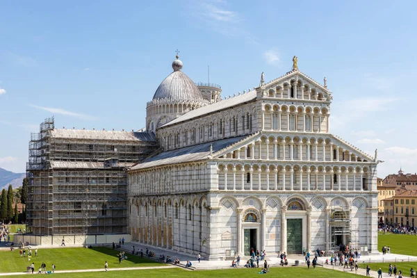 Pisa, Liguria/İtalya - 18 Nisan : Katedralin dış görünümü — Stok fotoğraf