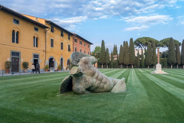 Pisa, Liguria/Itálie-duben 17: padl Anděl na náměstí — Stock fotografie