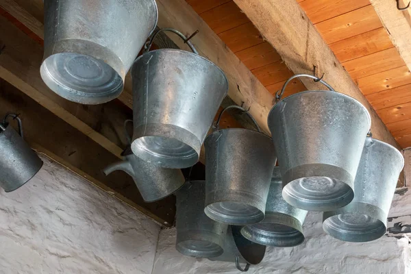 Cardiff, Velká Británie – 27. duben: galvanizované kbelíky v želez — Stock fotografie