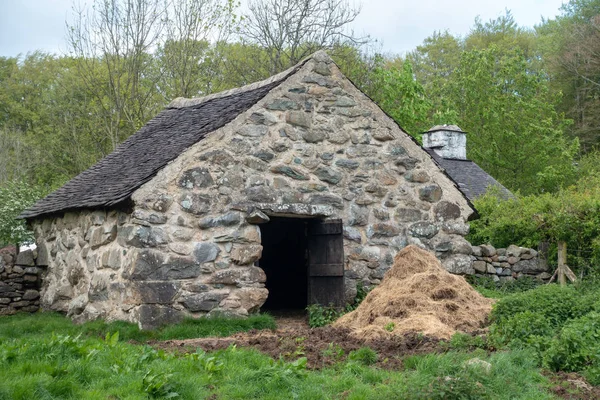 CARDIFF, Reino Unido - 27 de abril: Stone Barn no St Fagans National Museum — Fotografia de Stock