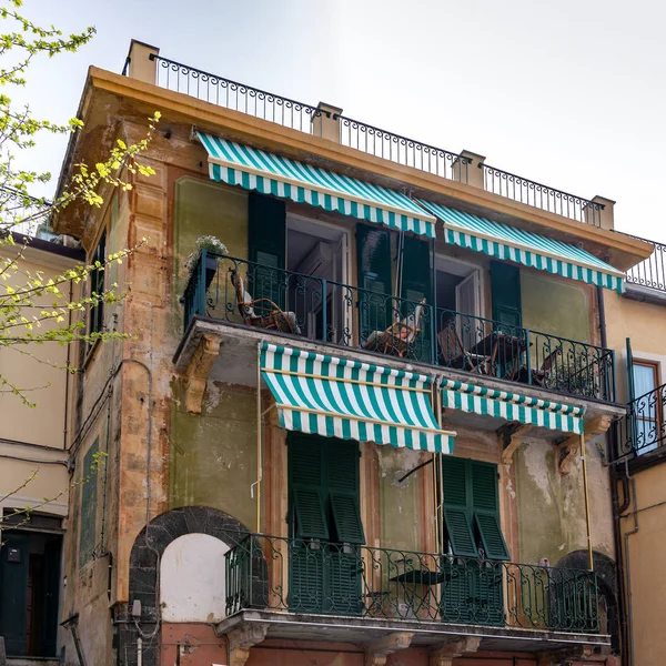 MONTEROSSO, LIGURIA / ITÁLIA - 22 DE ABRIL: Edifício de apartamentos antigo i — Fotografia de Stock