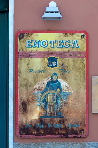 MONTEROSSO, LIGURIA / ITALIA - 22 DE ABRIL: Antiguo cartel oxidado en Monter —  Fotos de Stock