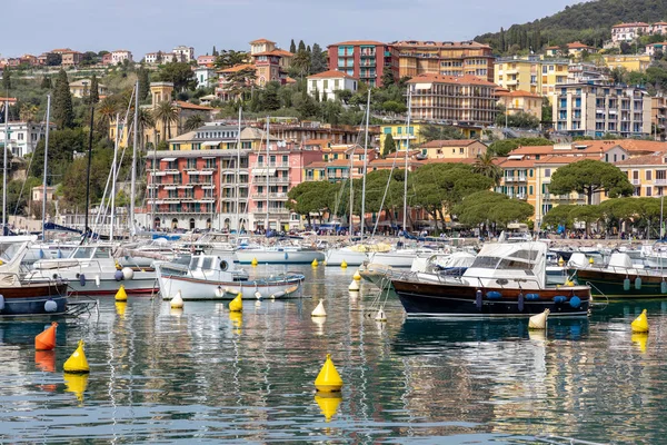 Lerici, Ligurië/Italië-21 april: boten in de haven in Leri — Stockfoto