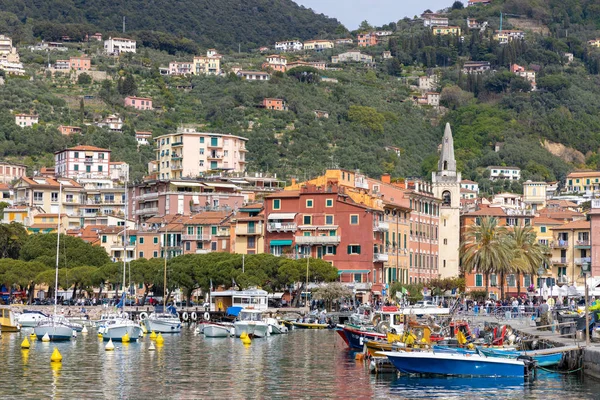 LERICI, LIGURIA / ITALIA - 21 DE ABRIL: Barcos en el puerto de Leri — Foto de Stock