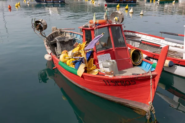 Леричі, Лігурія/Італія-21 квітня: човни в гавані в Лері — стокове фото
