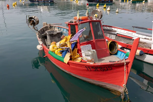 LERICI, LIGURIE / ITALIE - 21 AVRIL : Bateaux dans le port de Leri — Photo