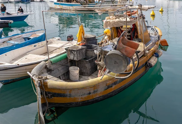 LERICI, LIGURIE / ITALIE - 21 AVRIL : Bateaux dans le port de Leri — Photo