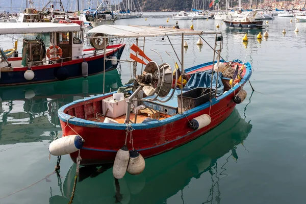 Lerici, Ligurien/Italien-april 21: båtar i hamnen i Leri — Stockfoto