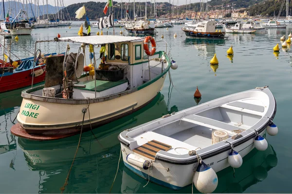 LERICI, LIGURIA/ITALY  - APRIL 21 : Boats in the harbour in Leri — Stock Photo, Image