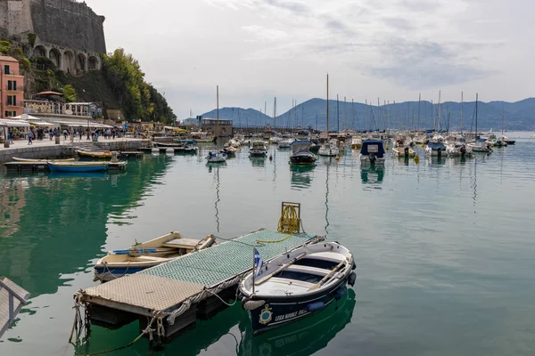 LERICI, LIGURIA / ITÁLIA - ABRIL 21: Barcos no porto de Leri — Fotografia de Stock