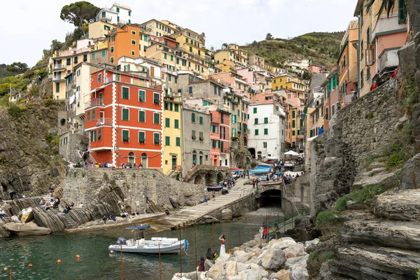 RIOMAGGIORE, LIGURIA / ITÁLIA - ABRIL 21: Vista costeira de Rioma — Fotografia de Stock