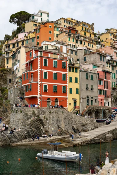 RIOMAGGIORE, LIGURIE / ITALIE - 21 AVRIL : Vue sur le littoral de Rioma — Photo