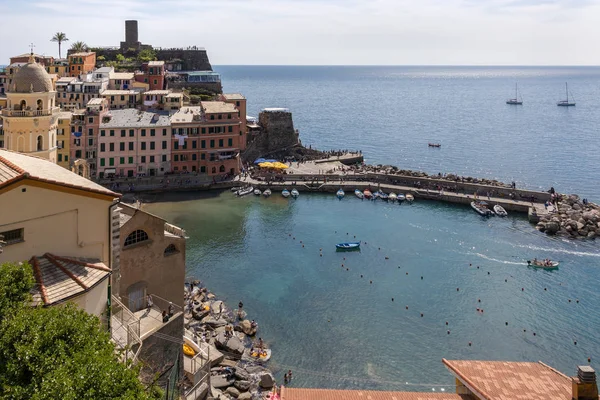 VERNAZZA, LIGURIA / ITÁLIA - ABRIL 20: Vista costeira de Vernazza L — Fotografia de Stock