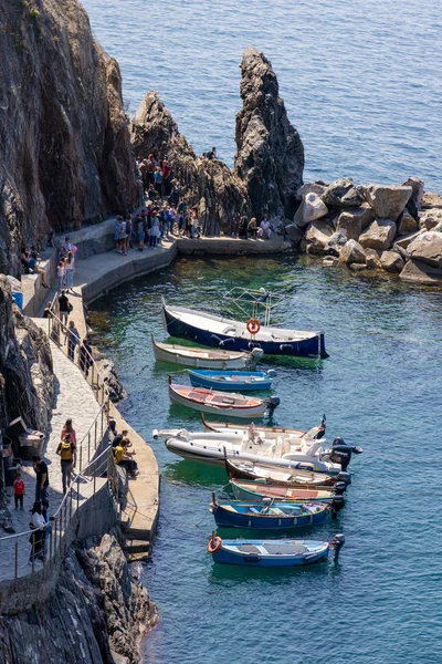 Manarola, Liguria/Itálie-20. dubna – barevné čluny v Manarolu — Stock fotografie