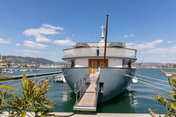LA SPEZIA, LIGURIA/ITALY  - APRIL 19 : Modern yacht moored in La — Stock Photo, Image