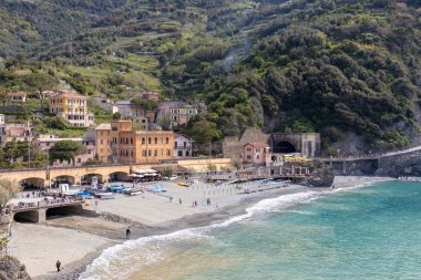 Monterosso, Liguria/İtalya - 22 Nisan : Kıyı şeridinin görünümü