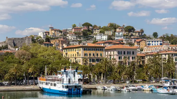 La Spezia, Ligurien/Italien-19 april: utsikt över hamnområdet i — Stockfoto