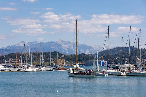 La Spezia, Ligurien/Italien-19 april: utsikt över hamnområdet i — Stockfoto