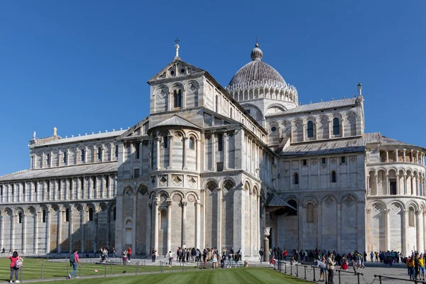 Pisa, Liguria/Itálie-duben 18: venkovní pohled na katedrálu — Stock fotografie