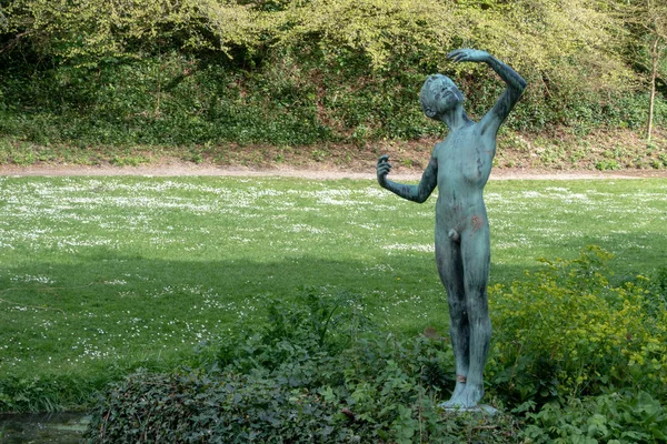 卡迪夫，英国 - 4月27日 ： 圣法根斯国家M男孩雕像 — 图库照片