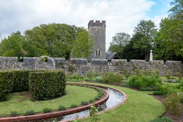 Cardiff, uk - 27. april: ummauerter formaler garten bei st fagans natio — Stockfoto